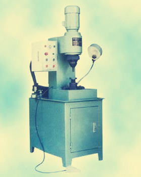 采購(gòu)時(shí)選擇氣動(dòng)鉚接機(jī)好還是液壓鉚接機(jī)好?