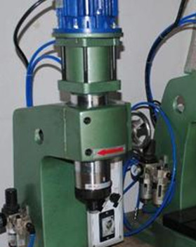 為什么氣壓鉚接機使用中鉚釘會發燙?