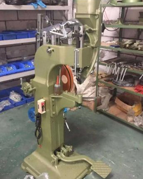 氣壓鉚接機的鉚頭會旋轉嗎？