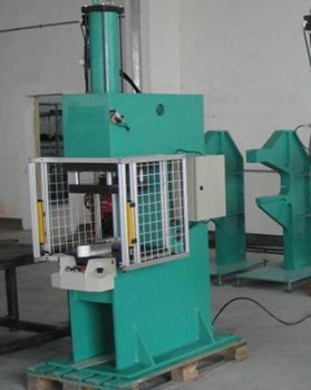 汽車行業(yè)如何運(yùn)用鉚接機(jī)提高組件質(zhì)量和生產(chǎn)效率?