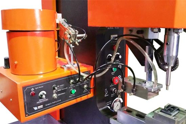 自動(dòng)送料鉚接機(jī)不僅安裝方便且提高生產(chǎn)效率！ 圖1