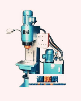 徑向鉚接機(jī)應(yīng)該如何操作？